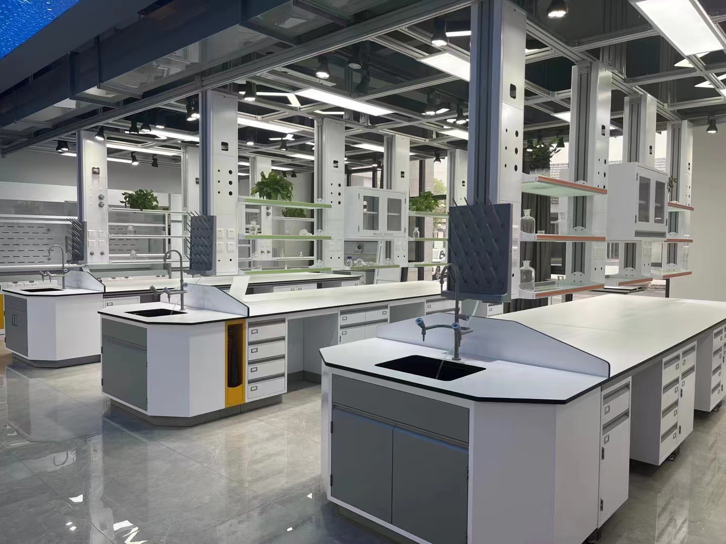 现代化检测实验室内部环境